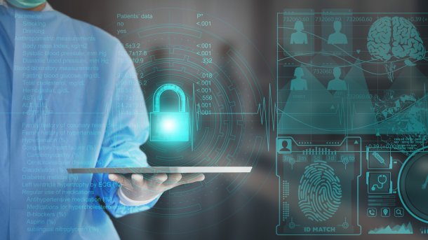 Ein Arzt hält ein Tablet. Darüber schwebt ein projiziertes Sicherheitsschloss. Daneben sind Symbole aus dem Gesundheitsbereich.
