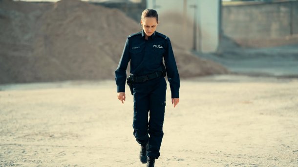 Szene aus "Murderesses" zeigt Polizistin