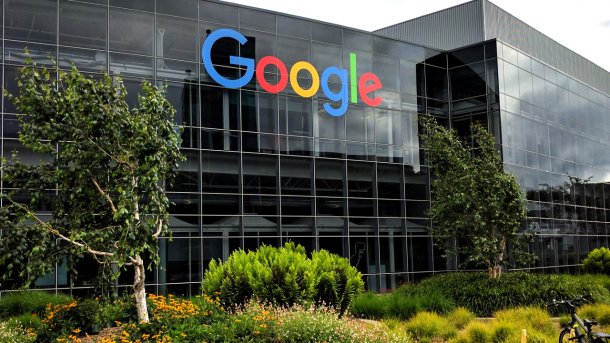 Google-Schriftzug auf Glasfassade eines Bürogebäudes