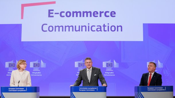 Henna Virkkunen, Maroš Šefčovič und Michael McGrath am Mittwoch in Brüssel.