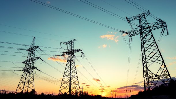 Stromleitungen vor untergehender Sonne