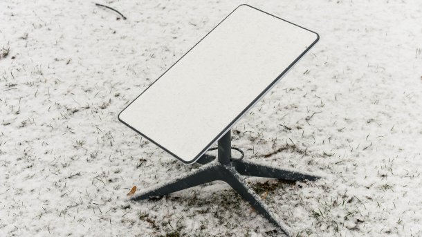 Starlink-Antenne im Schnee