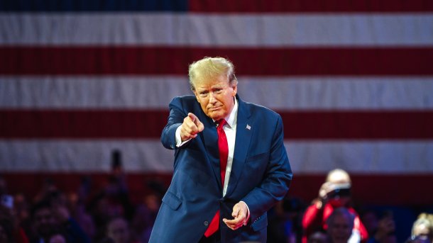 Donald Trump spricht auf einer Wahlkampfveranstaltung in National Harbor, US-Bundesstaat Maryland, im Hintergrund eine große US-Flagge.