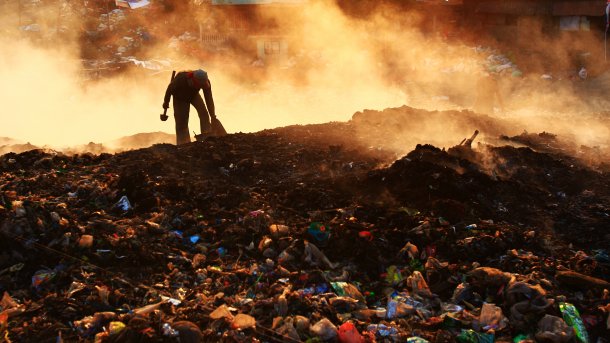 Mülldeponie mit Nebel oder Staub