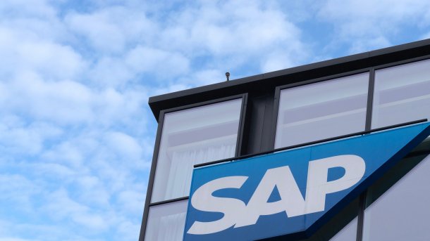 SAP-Buchstaben an einem Glasgebäude