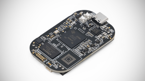 Board von schräg oben, man sieht den Mikrocontroller und andere Bauteile.