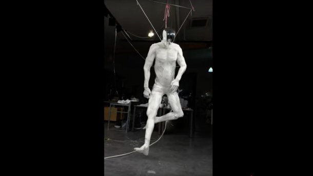 Protoclone V1 hängt in einem Gestell.