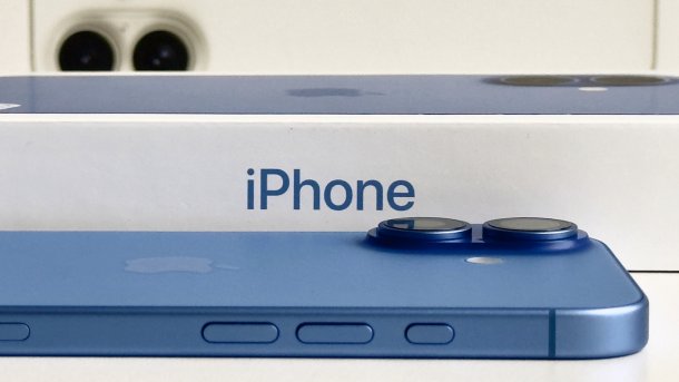 iPhone 16 liegt vor der Verpackung