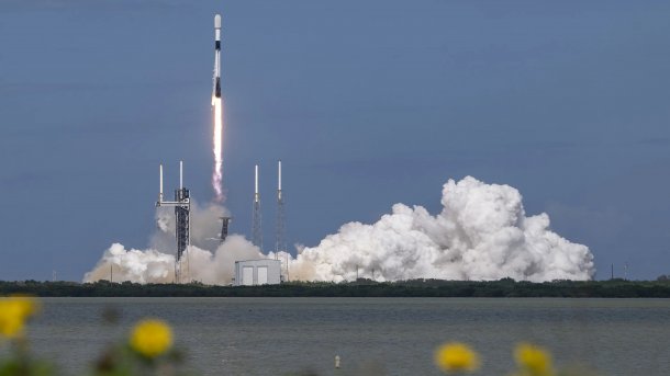 Falcon-9-Rakete von SpaceX hebt ab beim Start