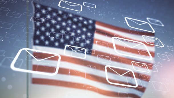 Digitale Briefsymbole vor US-Flagge
