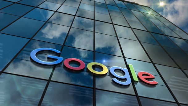 Google Schriftzug an einem Gebäude. 
