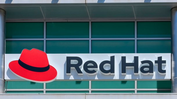 Red-Hat-Logo an einem Gebäude