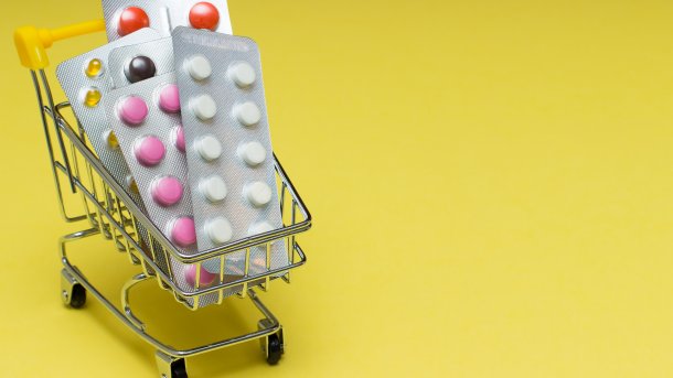 Einkaufswagen mit Pillen in Blisterverpackungenrn