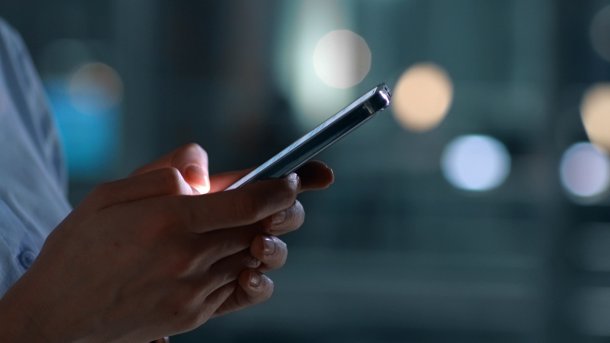 Hände an Smartphone