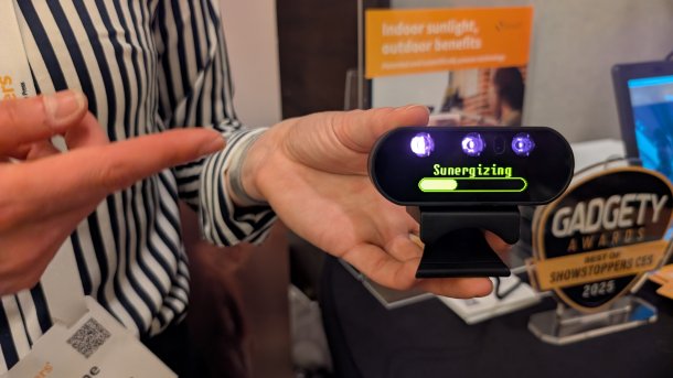 Frau hält SunBooster in der Hand