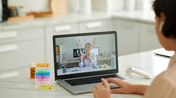 Frau konsultiert Ärztin am Rechner