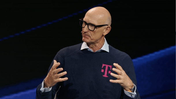 Tim Höttges in a Telekom sweater on stage at the MWC