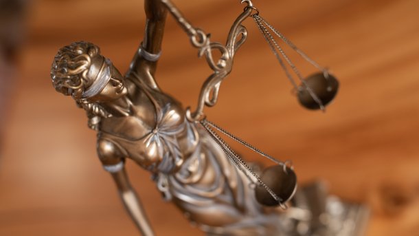 Justitia als Bronzefigur