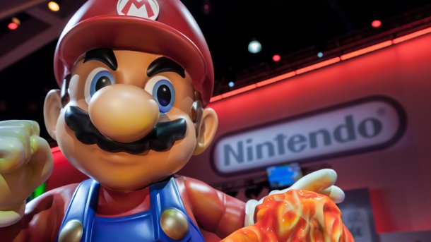 Eine Statue von Spielfigur Mario vor einem Nintendo-Firmenlogo