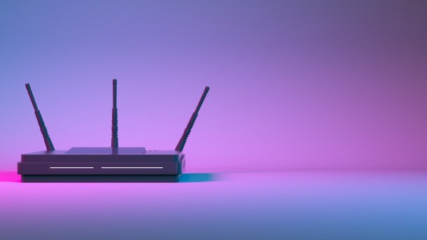 Router, der aussieht, als ob er einem Außerirdischen gehört. Hintergrund ist Lila.
