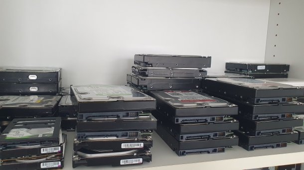 Zahlreiche Festplatten auf einem Regal