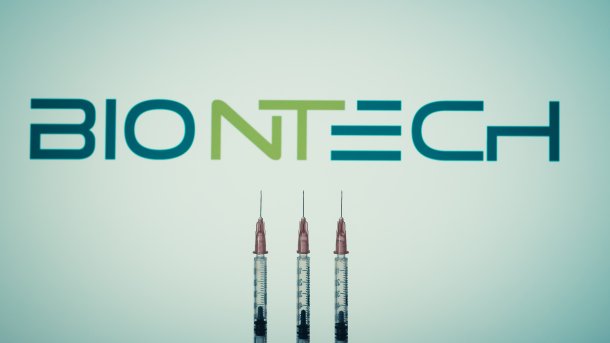 Biontech-Schriftzug und darunter drei Spritzen