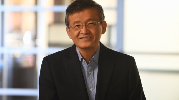 Portrait of a bespectacled, Asian-looking man in an Amzug