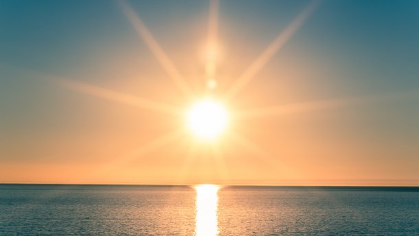 Sonne hinter einem Ozean