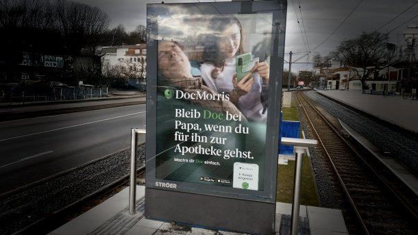 Werbung von DocMorris mit den Worten: "Bleib Doc bei Papa, wenn du für ihn zur Apotheke gehst". Der Vater liegt dabei krank auf dem Sofa, das Kind am Handy.