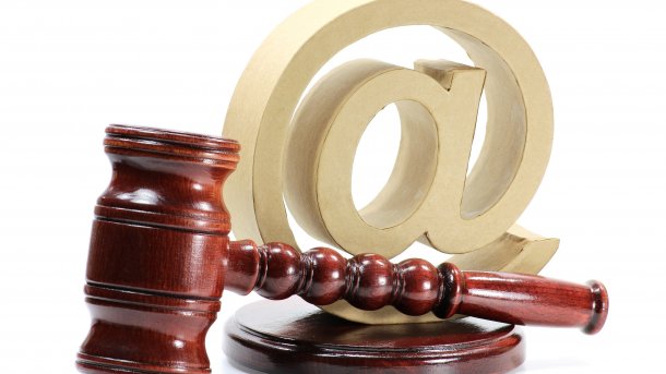 Richterhammer vor @-Zeichen