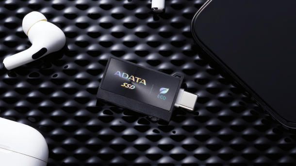 Adata USB-SSD neben Airpods und Notebook