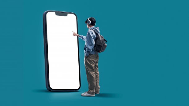Schüler vor einem riesigen Smartphone