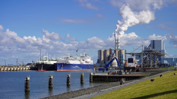 Floating LNG terminal