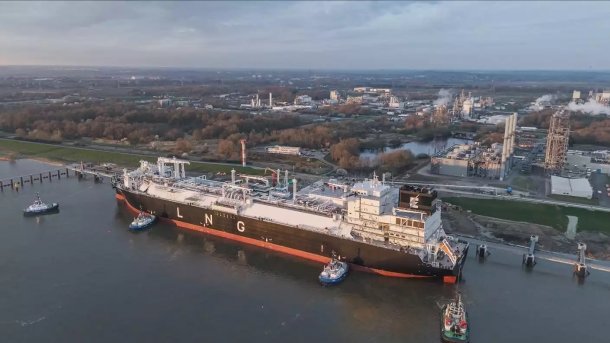 Ankunft der FSRU in Stade