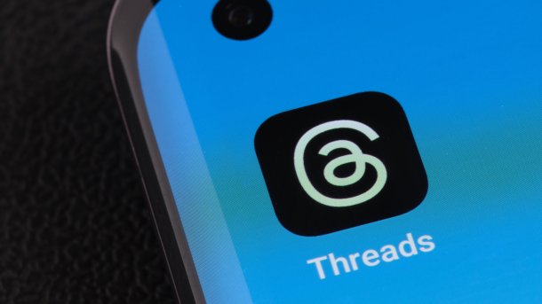 App icon of threads on a smartphone, of which only a section is visible. 