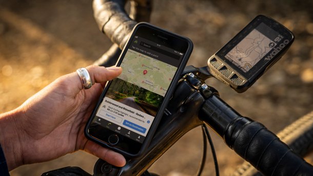 Komoot-App auf Handy vor Fahrradlenker