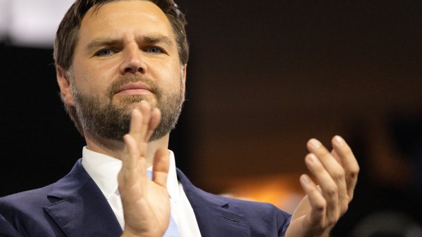 JD Vance mit klatschenden Händen