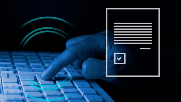 Tastatur mit einem Finger auf der Enter-Taste. Daneben eine schematische Darstellen eines Formularfelds.