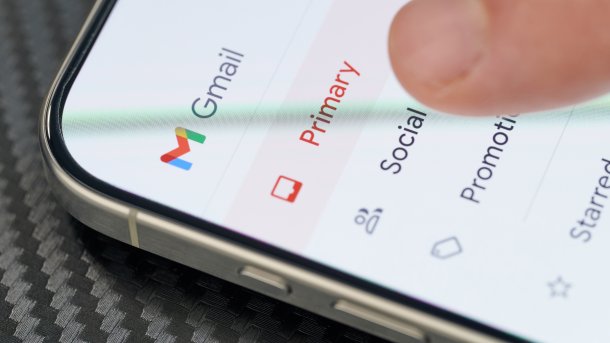 Nahaufnahme eines Smartphones, auf dem Gmail geöffnet ist