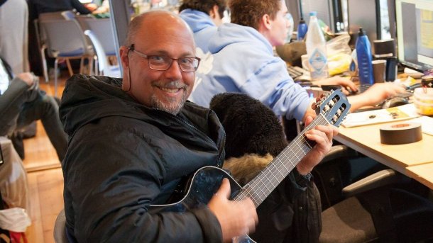 Dave Täht mit Kastenhalslaute