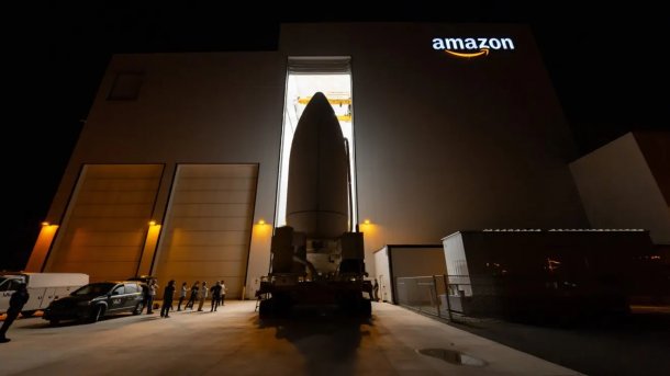 Raketenstufe auf einem Fahrzeug vor einem Amazon-Gebäude