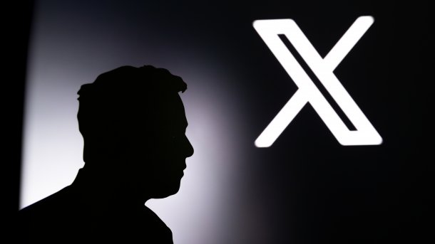 Silhouette von Elon Musk vor dem X-Logo