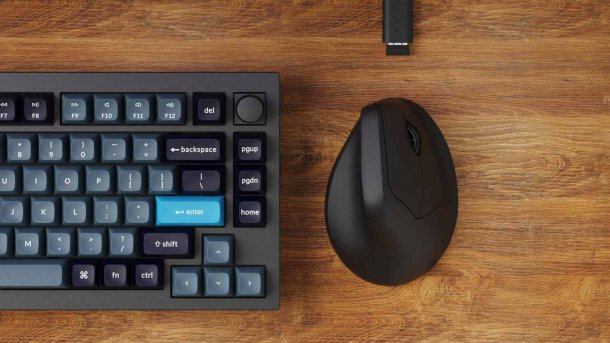 Keychron-Maus M5 auf einem Schreibtisch neben einer Tastatur