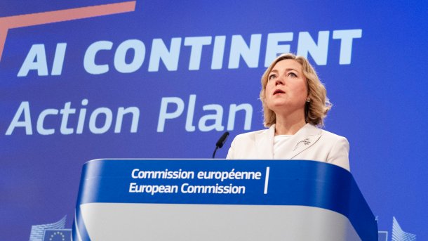 Henna Virkkunen steht an einem Pult mit der Aufschrift "EU-Kommission", im Hintergrund sind die Worte "KI-Kontinent Aktionsplan" auf Englisch an die Wand projiziert.