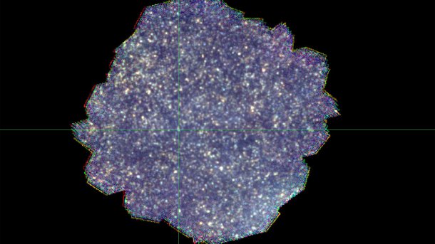 Ein Ausschnitt mit zahlreichen Lichtpunkten vor blauem Hintergrund