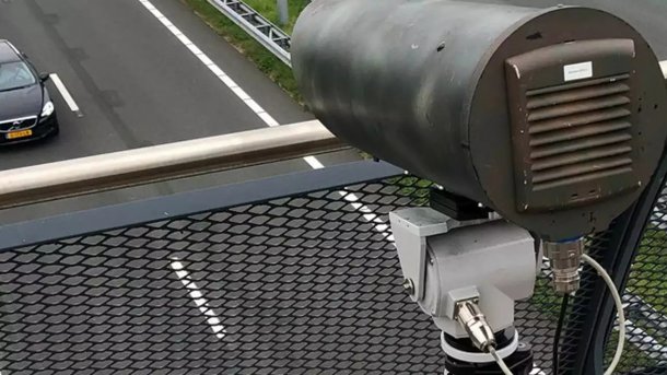 Monocam ("Handy-Blitzer") auf Brücke