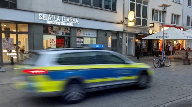 Ein Polizeiauto rast vorbei