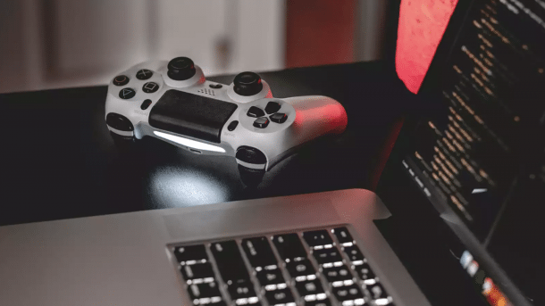 Game-Controller neben einem MacBook