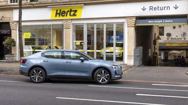 Ein Fahrzeug des Typs Polestar vor einer Filiale der Autovermietung Hertz in London.