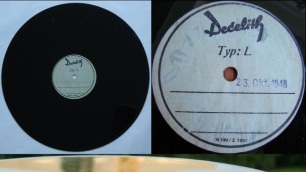 Schwarze Schallplate, dazu Nahaufnahme des Ettiketts mit Aufschrift "Decelith, Typ L, 23. Okt. 1948"